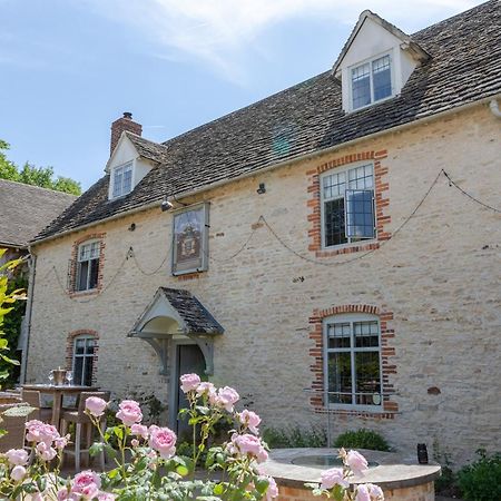 Hotel The Harcourt Arms à Stanton Harcourt Extérieur photo The former school house