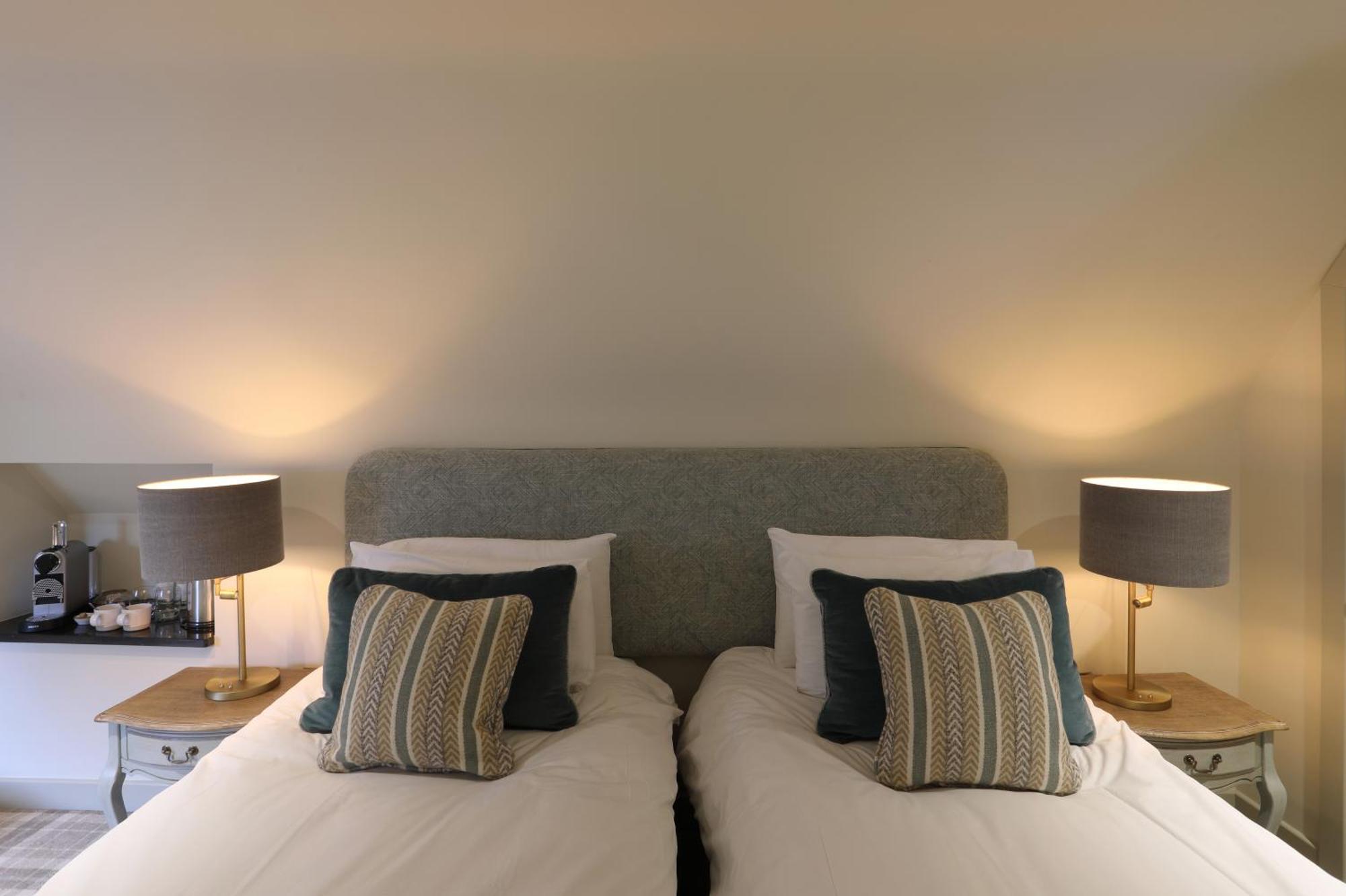 Hotel The Harcourt Arms à Stanton Harcourt Chambre photo A bedroom at the hotel
