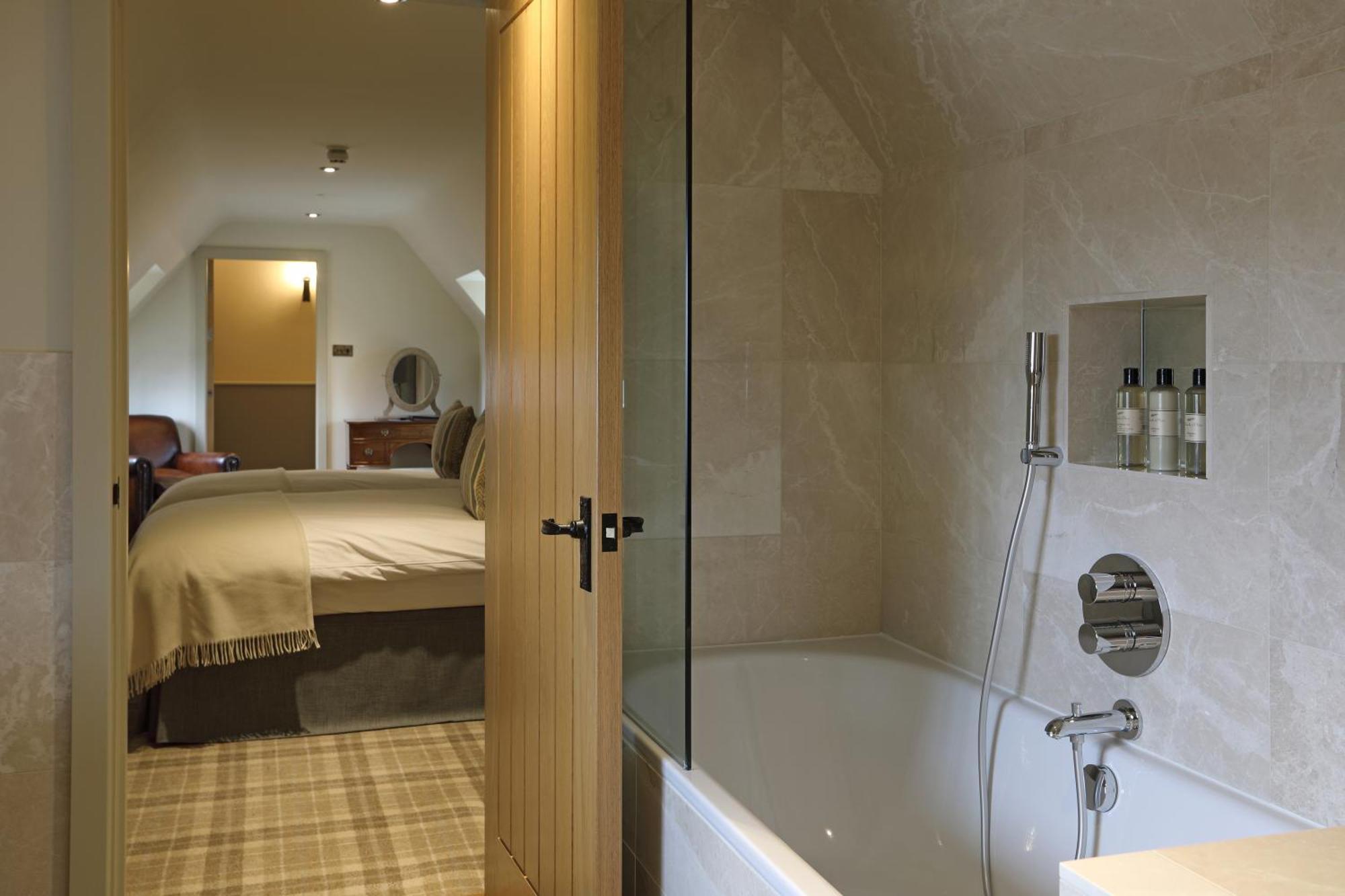 Hotel The Harcourt Arms à Stanton Harcourt Chambre photo A bathroom in a hotel