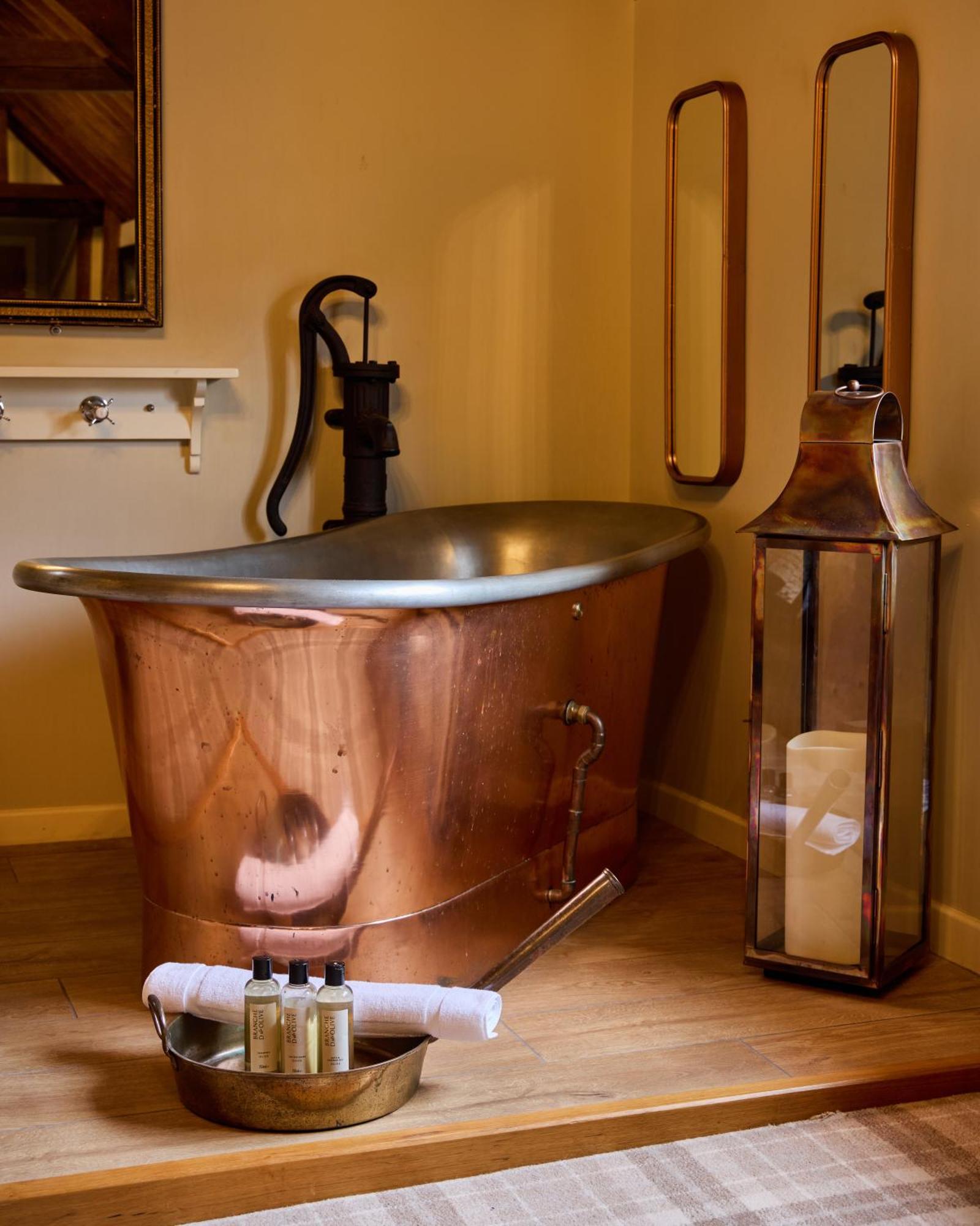 Hotel The Harcourt Arms à Stanton Harcourt Extérieur photo Copper bathtub