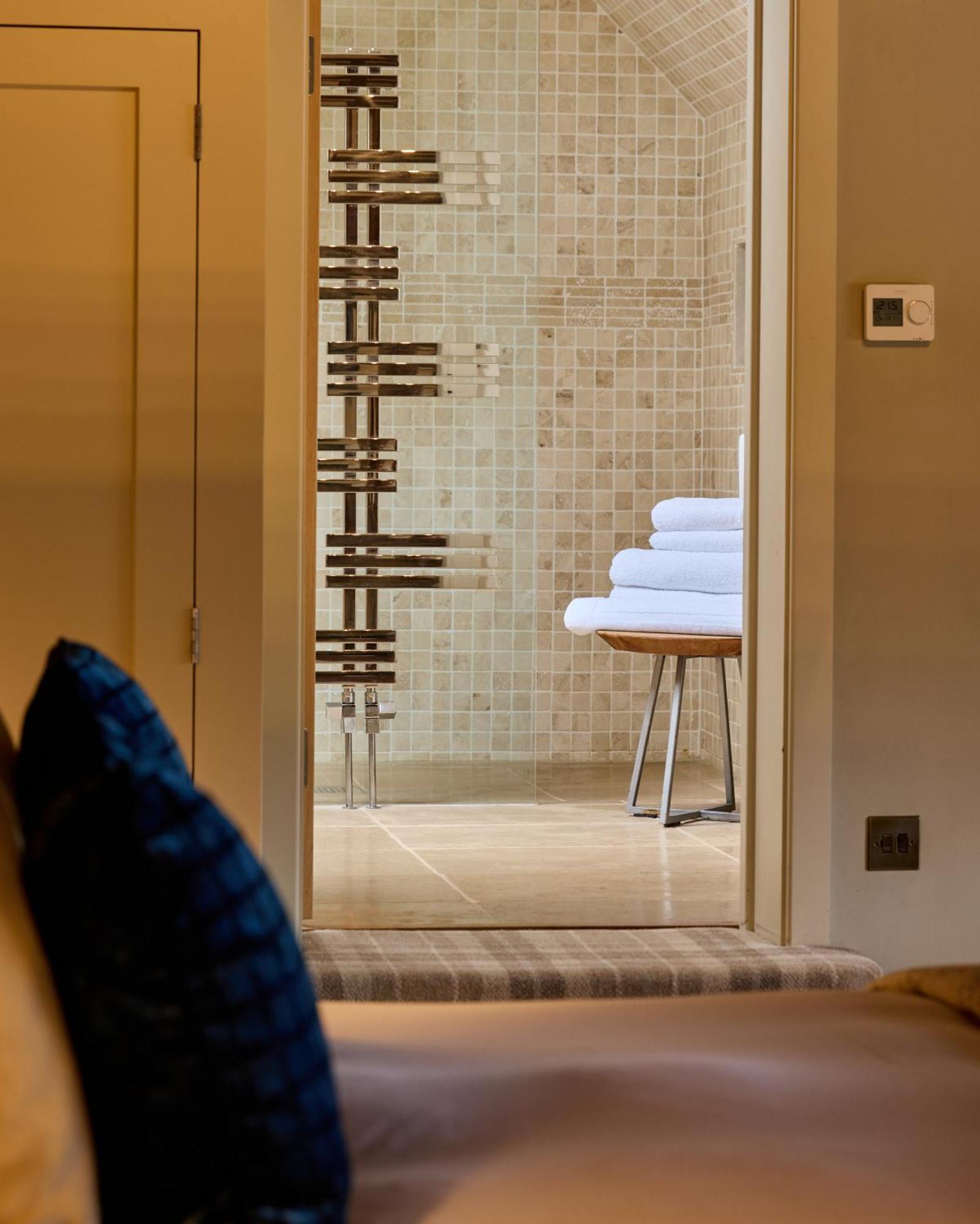 Hotel The Harcourt Arms à Stanton Harcourt Extérieur photo A wet room at The River Lee Hotel, Hertfordshire, England