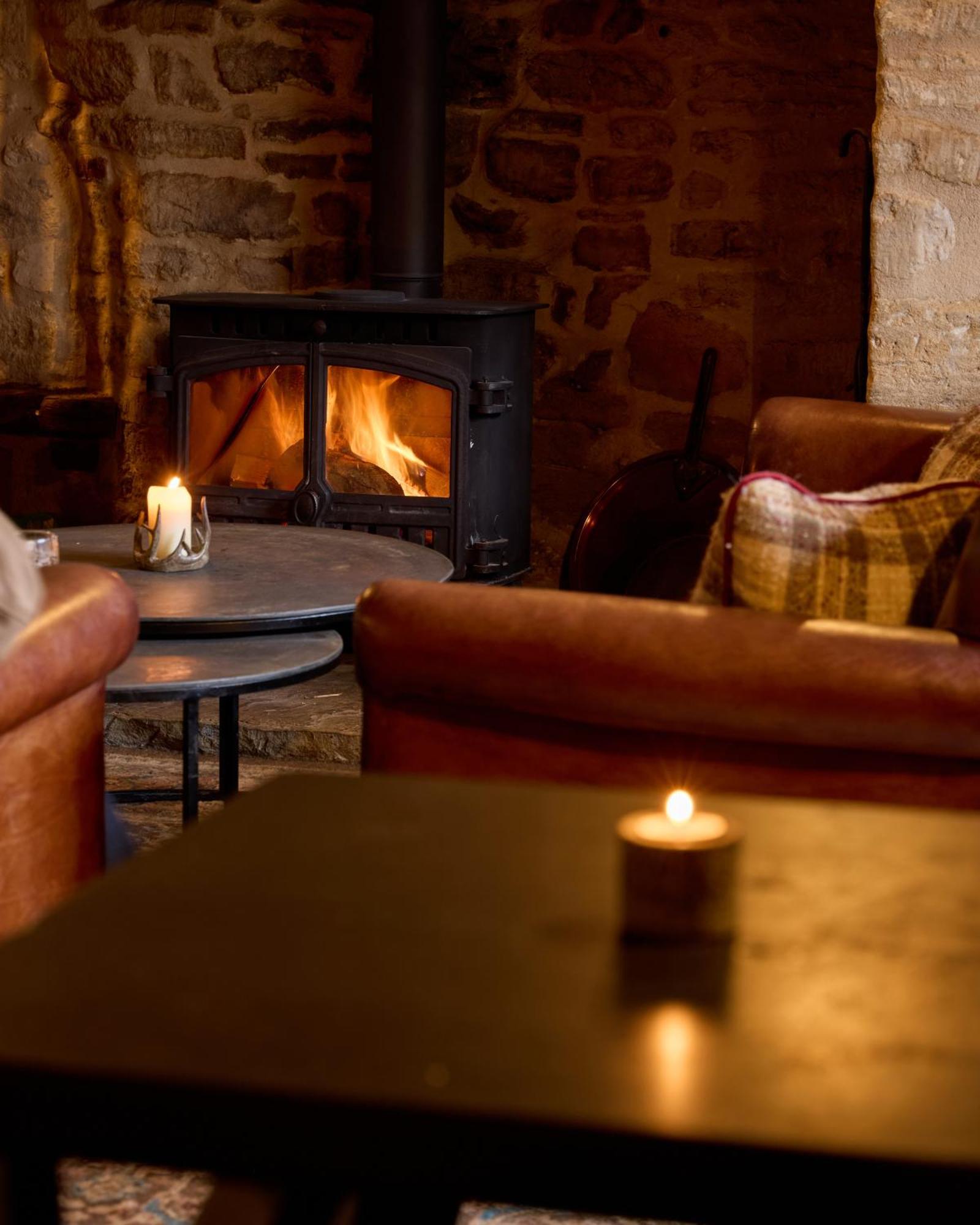 Hotel The Harcourt Arms à Stanton Harcourt Extérieur photo The interior of the pub