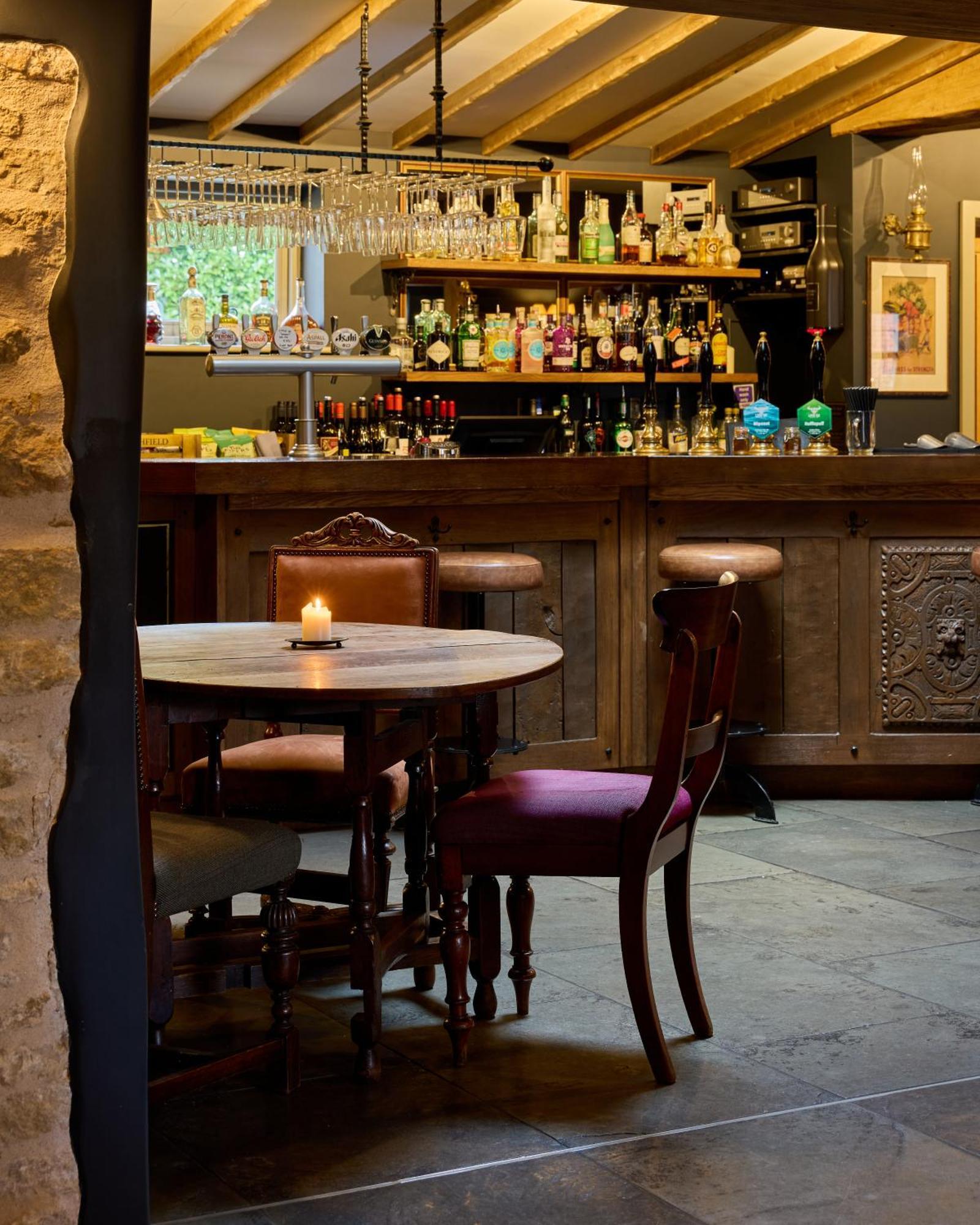 Hotel The Harcourt Arms à Stanton Harcourt Extérieur photo The bar at the Old Inn