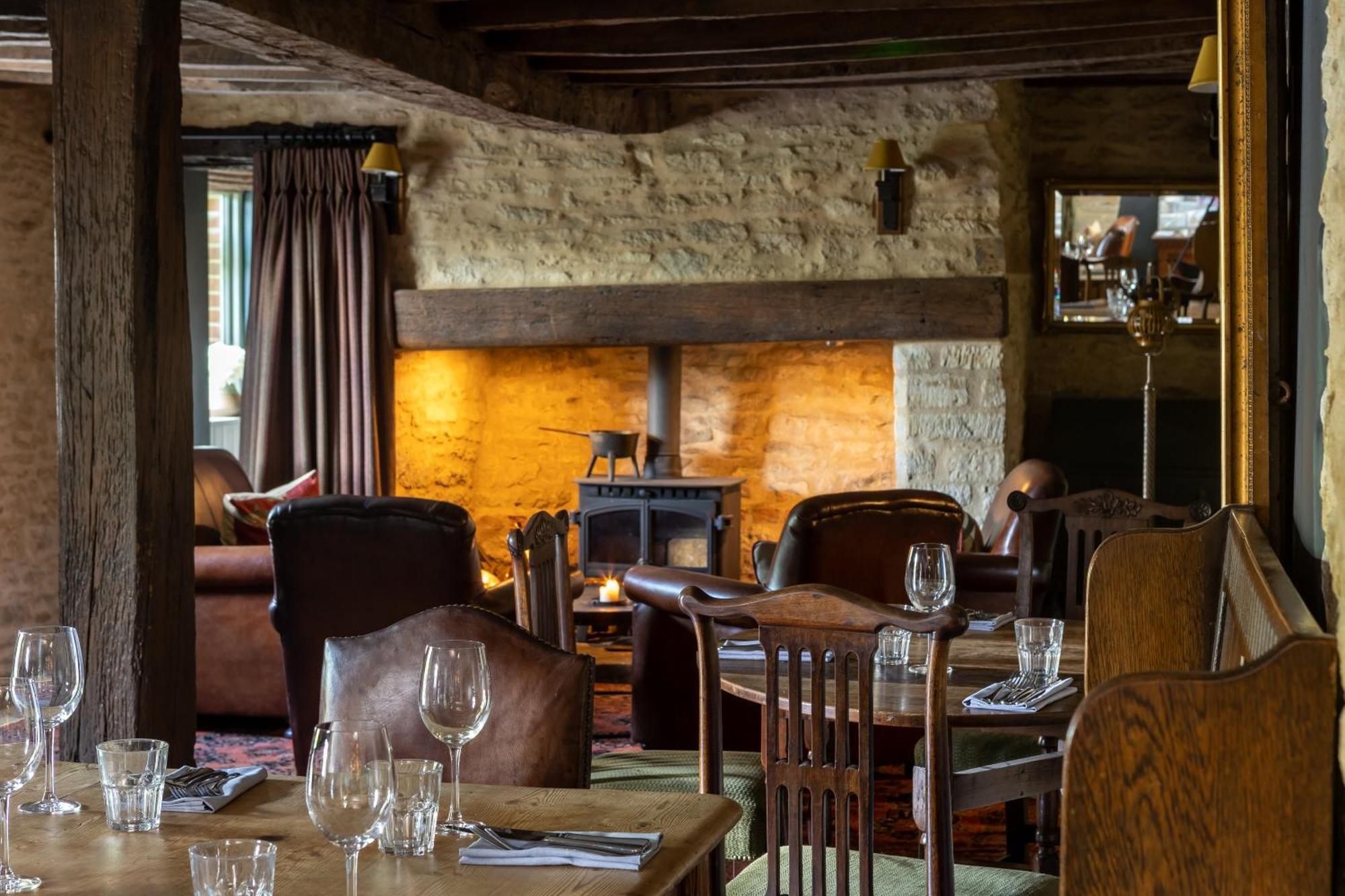Hotel The Harcourt Arms à Stanton Harcourt Extérieur photo The interior of the restaurant