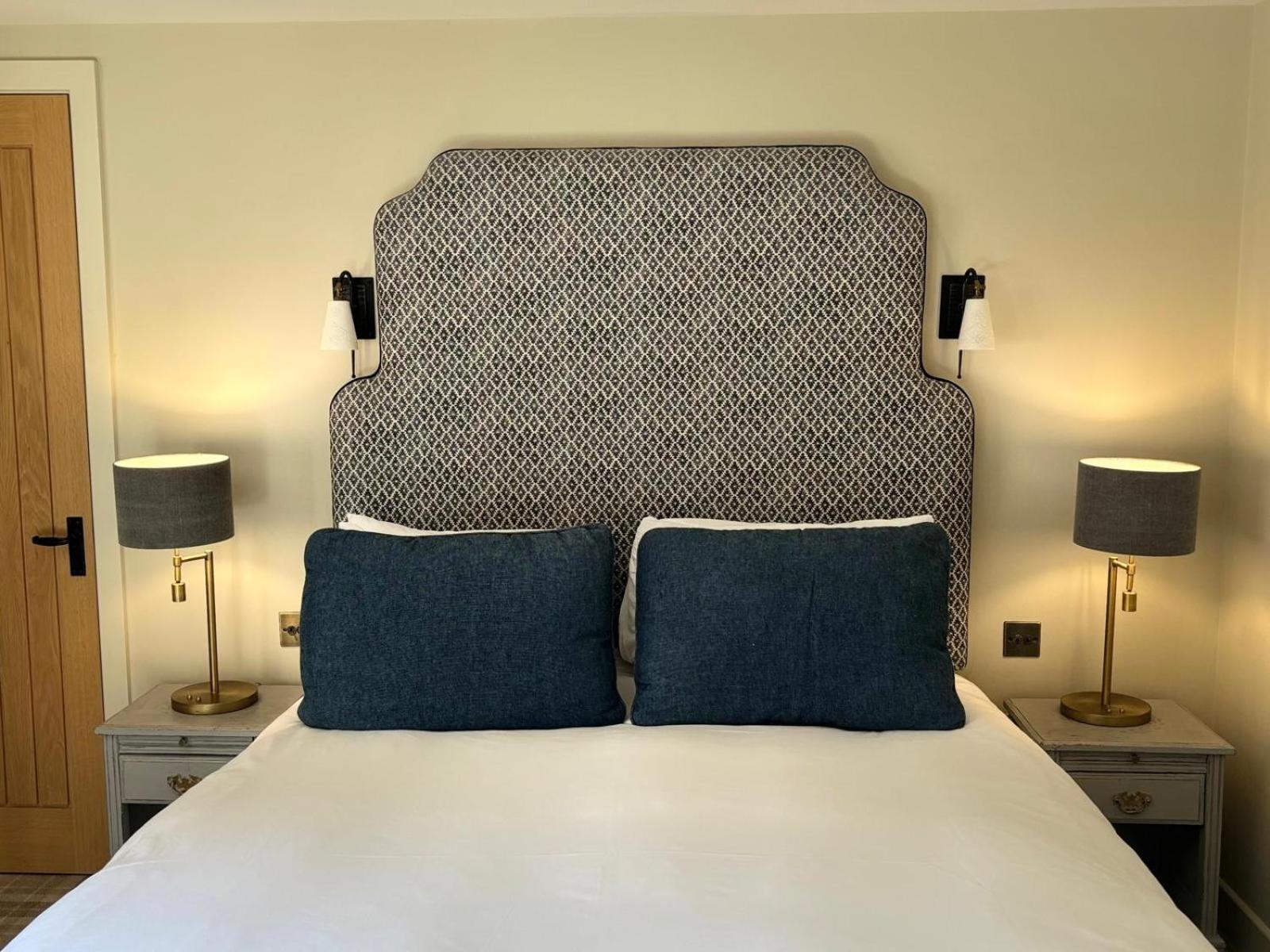 Hotel The Harcourt Arms à Stanton Harcourt Extérieur photo A bedroom at The Old Vicarage