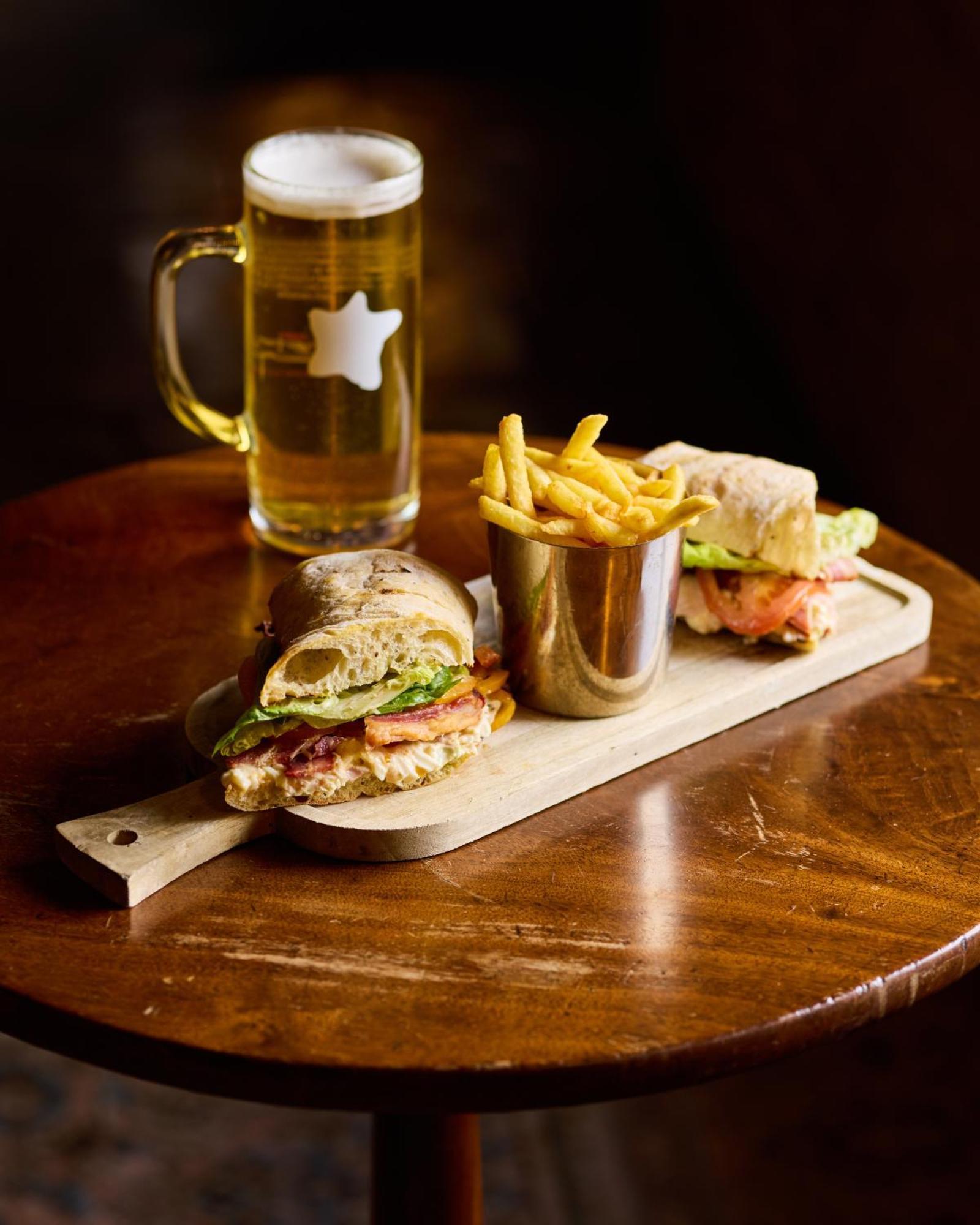 Hotel The Harcourt Arms à Stanton Harcourt Extérieur photo A club sandwich with chips