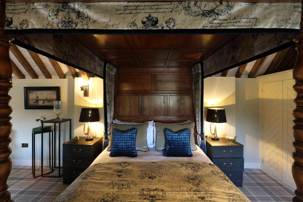 Hotel The Harcourt Arms à Stanton Harcourt Extérieur photo The four-poster bed in the Old Inn